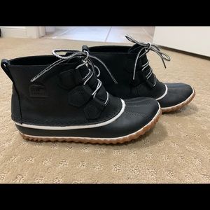 Sorel out n about black & white snow duck boots